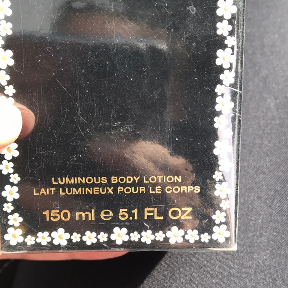 Marc jacobs daisy lotion - Picture 2 of 3
